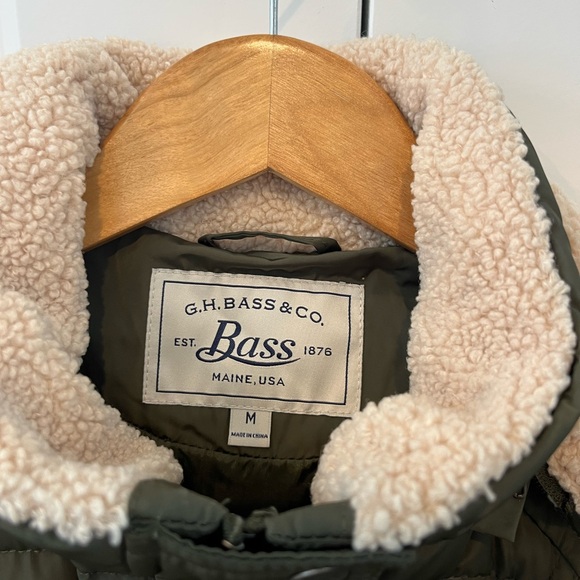 G. H. Bass & Co. women’s medium olive down coat with detachable hood - Picture 3 of 9